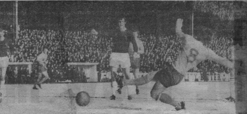 00000931 07.03.70 Ball v Burnley (A) Alan Ball slides in the snow as he nets away to Burnley.webp