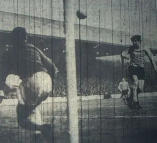 000843  8.4.69 Ball v Burnley (A)      Alan Ball heads Everton's second.webp