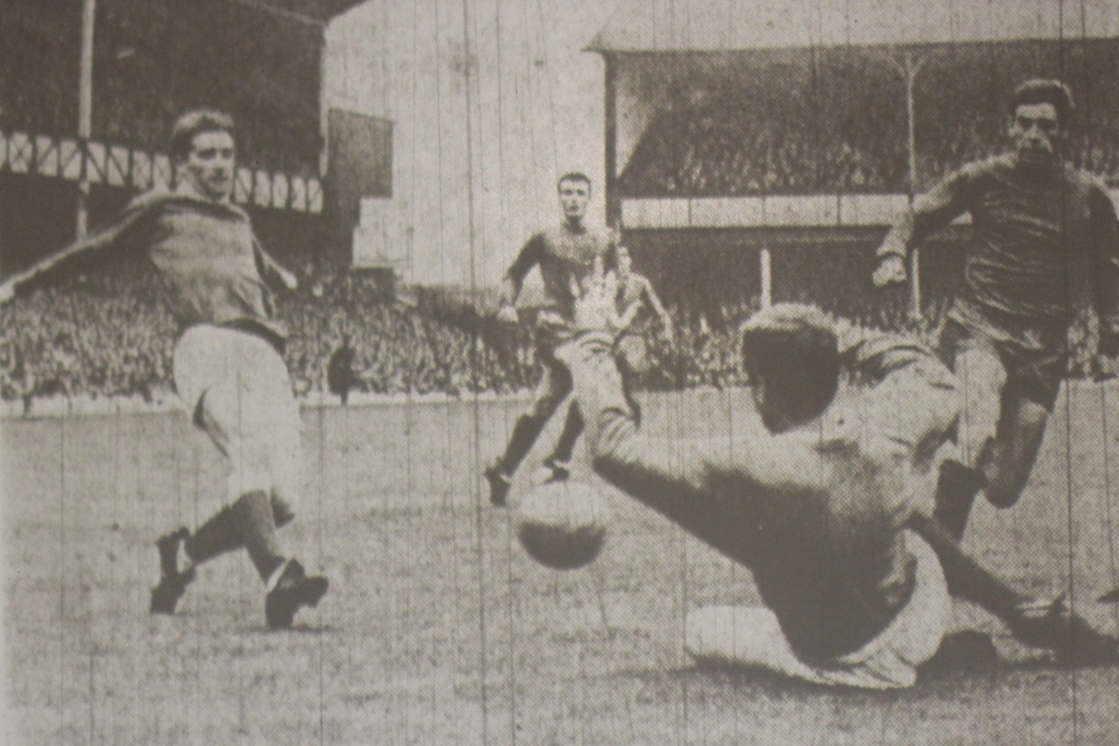 0797 17.09.66 Ball v WBA (H)         Alan Ball beats West Brom keeper, Sheppard to score Ever...webp