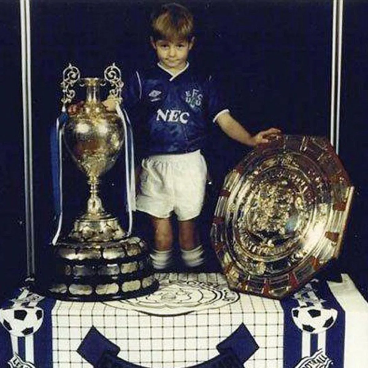 0_Steven-Gerrard-as-a-young-boy-wearing-an-Everton-kit.webp