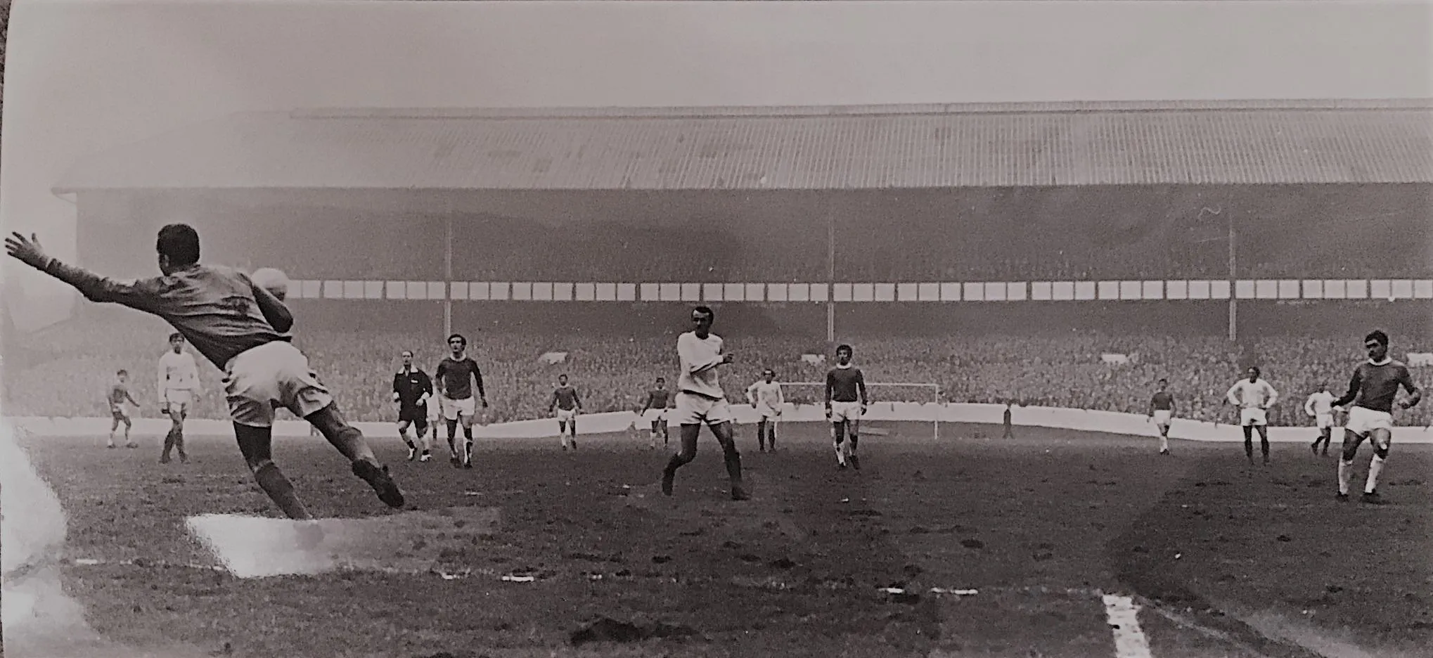 1070 30.11.68 Humphries v Leicester (H) Gerry Humphreys makes Peter Shilton pay for the errr ...webp