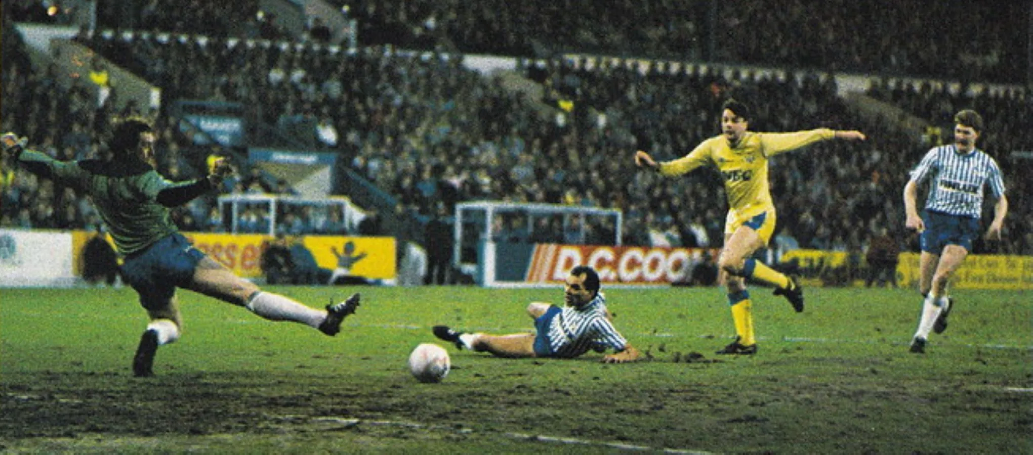 11 27.01.88 Sharp's first v Sheff Wed (A) FA CUP 3rd REPLAY  Trevor Steven sends Graeme Sharp...webp