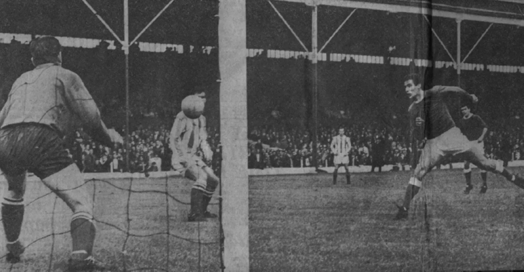 1101 28.08.65 Hurst (Disallowed goal) v Stoke (A)  John Hurst, appearing as Everton's first e...webp