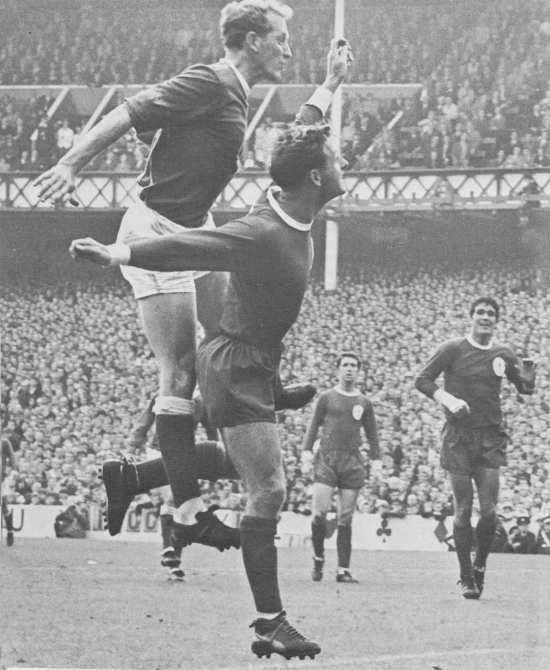 1197 27.08.66 Brown v L'pool (H) SECOND IN SEQUENCE - Sandy Brown heads Everton's third as th...webp