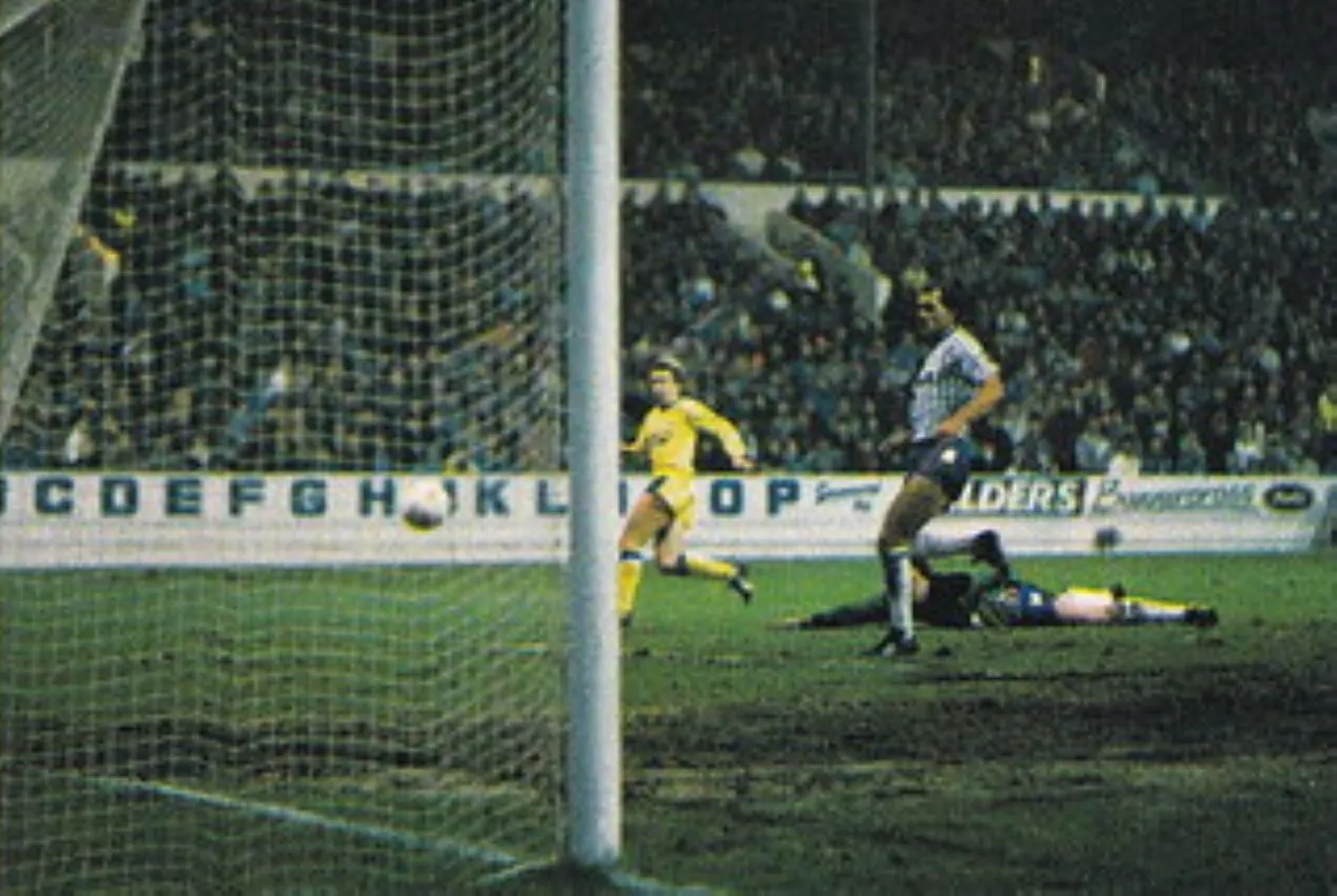 12 27.01.88 Heath v Sheff Wed (A) FA CUP THIRD REPLAY  Ian Snodin sends Adrian Heath away to ...webp