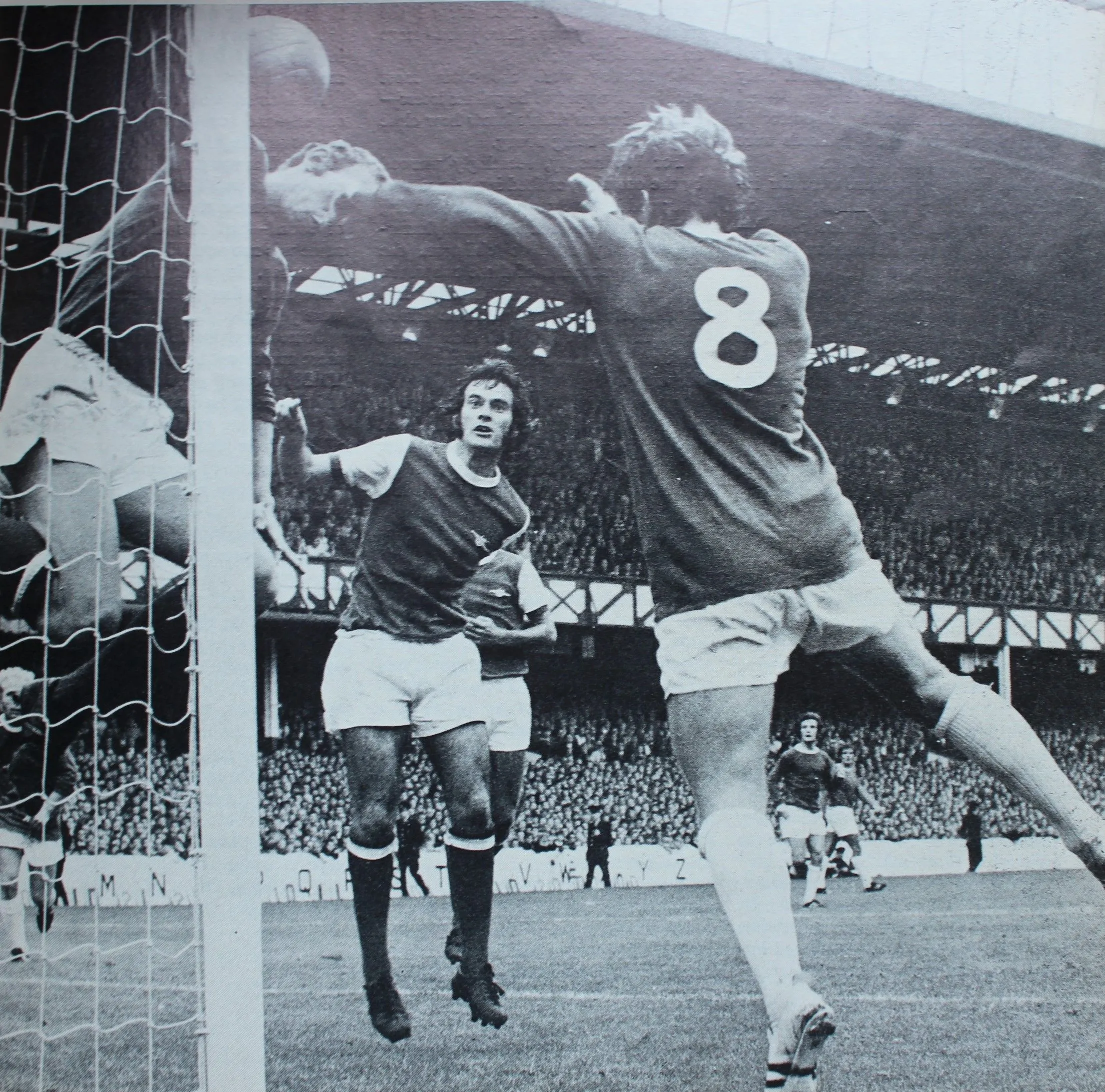 1249 15.08.70 Morrissey v Arsenal - FIRST IN SEQUENCE - Alan Ball fails to connect with a cro...webp