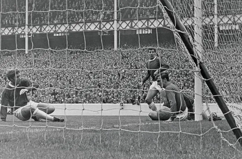 1276 19.08.67 Ball v Man.Utd (H) LAST IN SEQUENCE - Alan Ball watches as the ball crosses the...webp