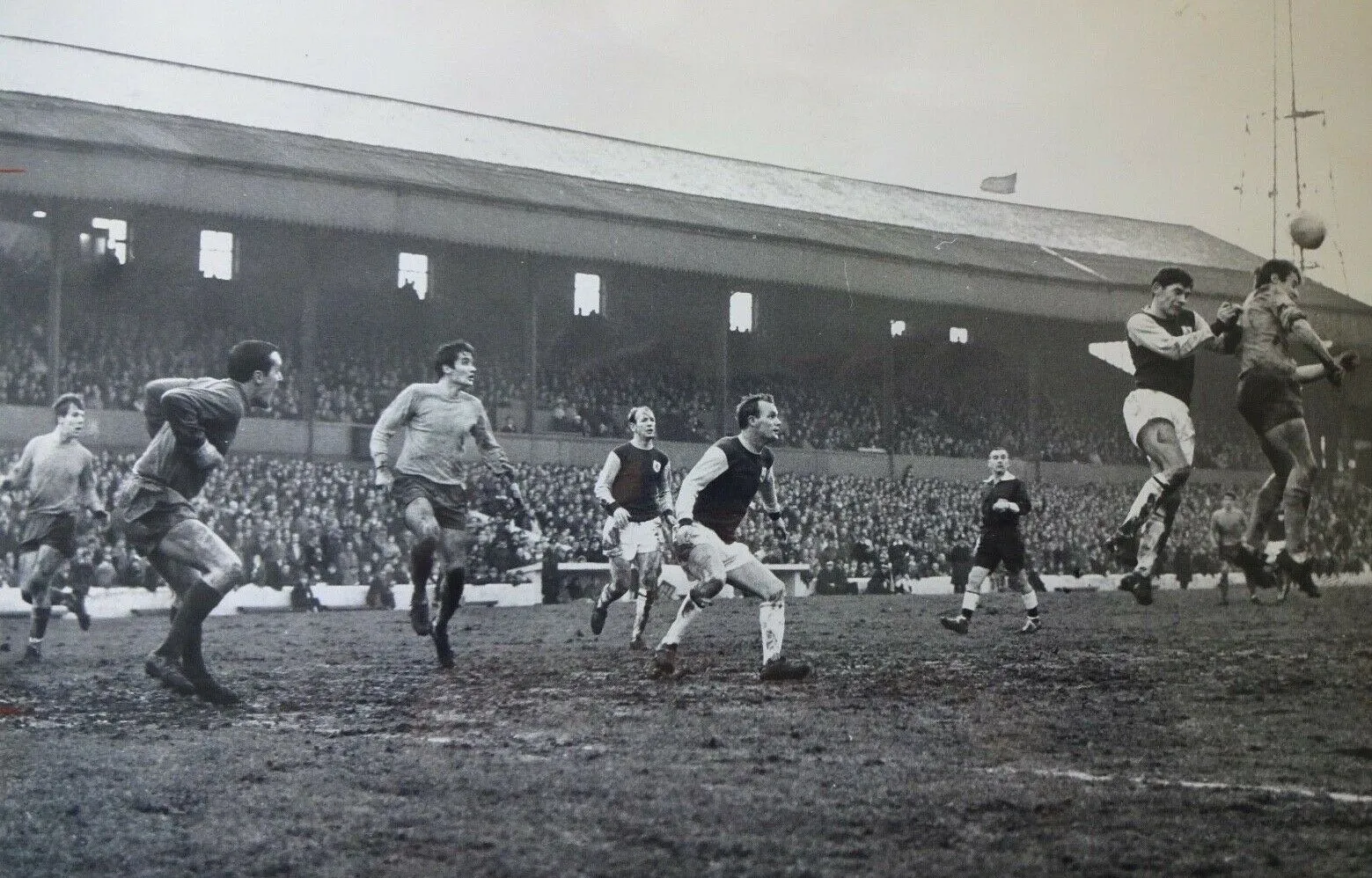 1303 30.12.67 Husband v Burnley (A) - FIRST IN SEQUENCE - Jimmy Husband heads home at Burnley.webp