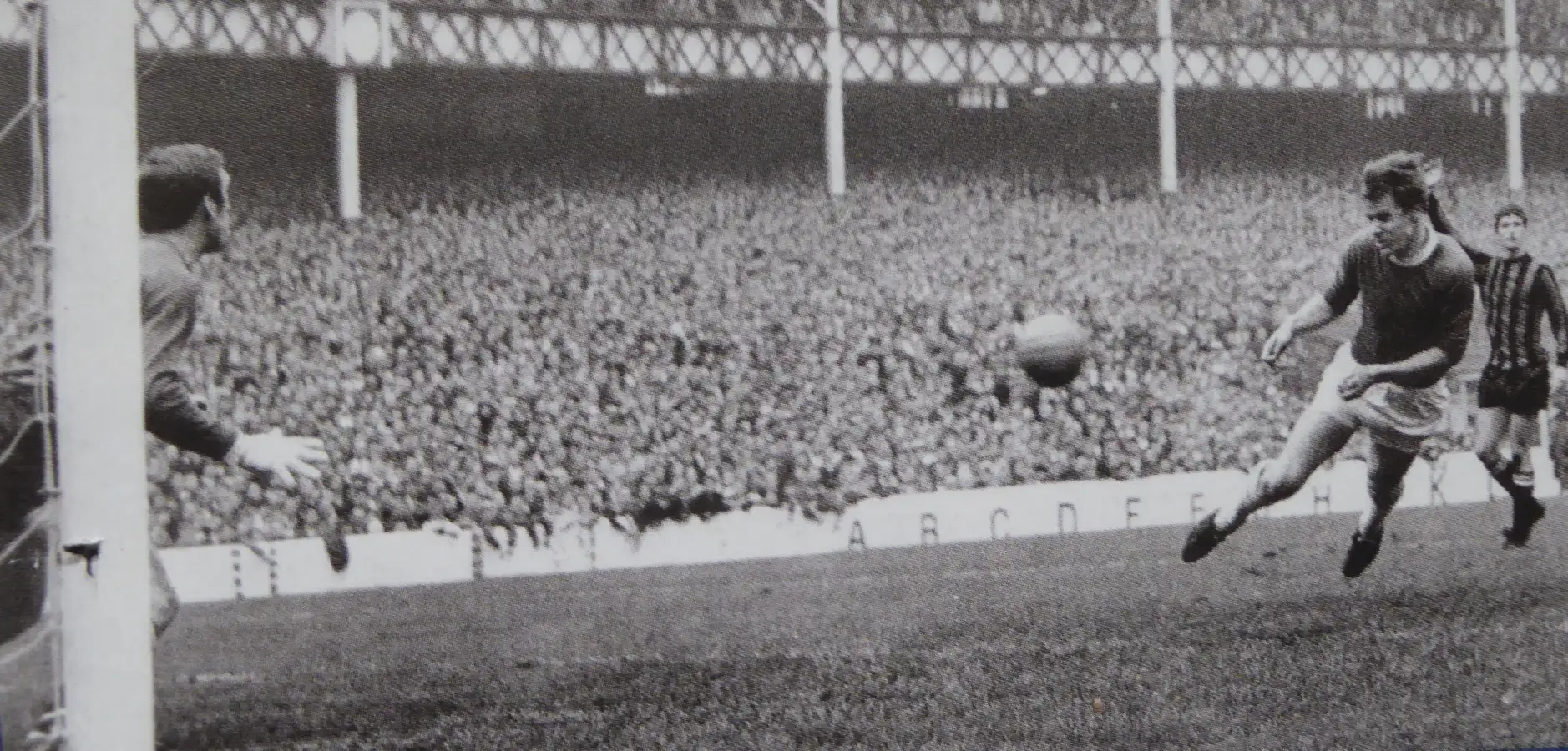 1379 05.10.68 Royle v City (H) Joe Royle heads Everton's second from a Colin Harvey cross as ...webp