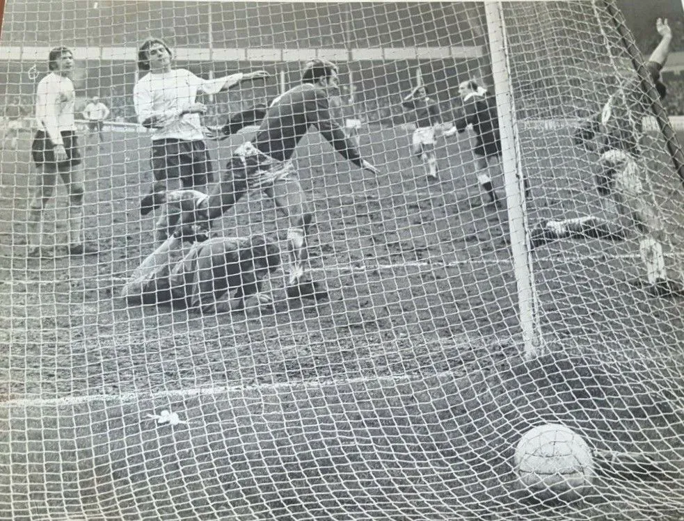 1442 01.03.72 Newton v Spurs (H) SECOND IN SEQUENCE - Henry Newton follows up to score after ...webp