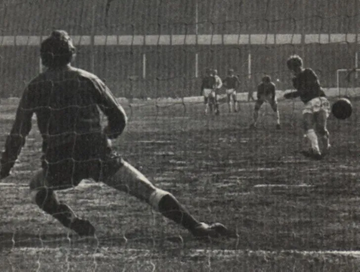 1586 14.03.70 Ball v Spurs (H)   Alan Ball scores the second from the penalty spot against Sp...webp