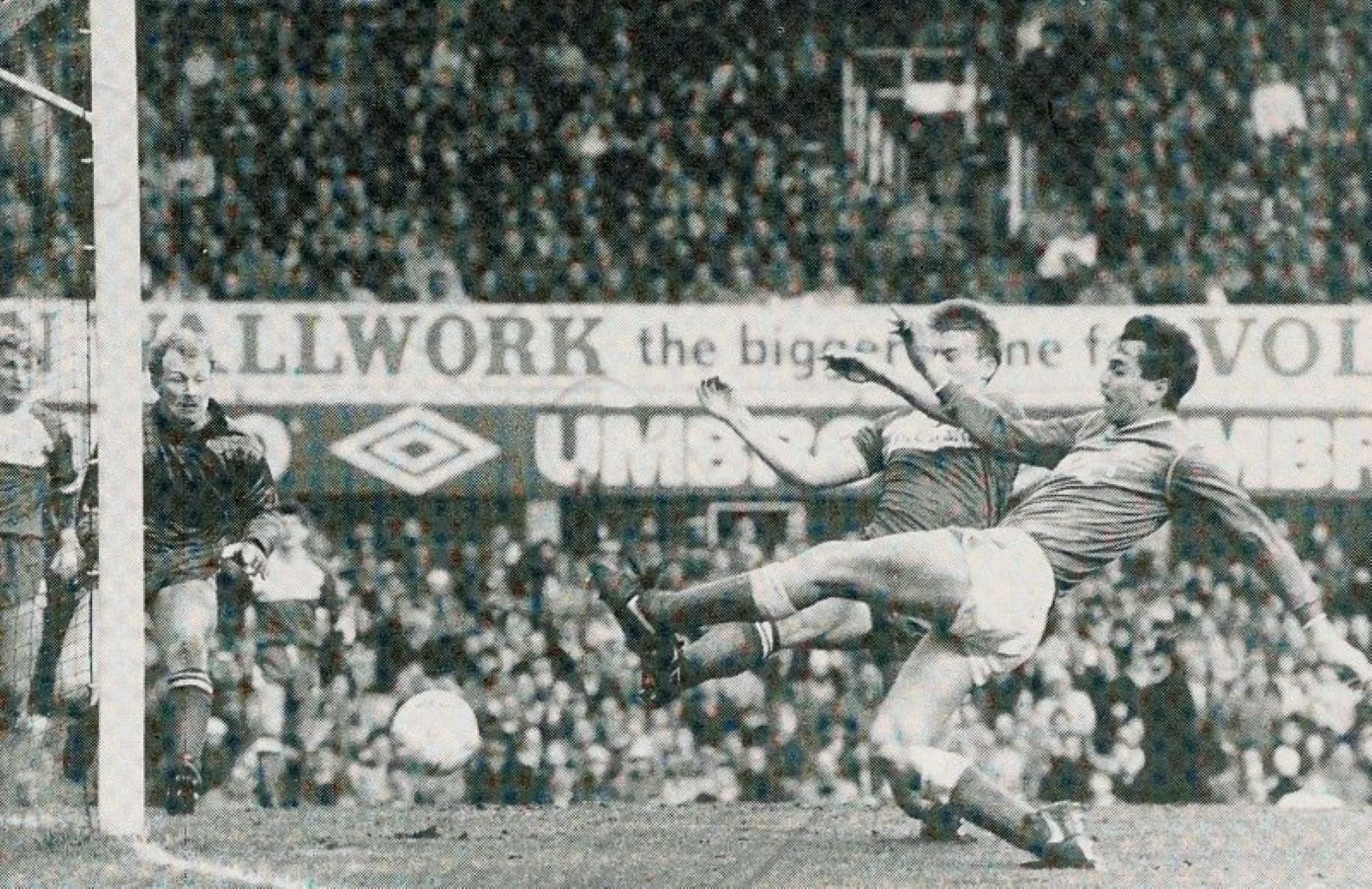 17 30.01.88 Sharp v 'Boro (H) FA CUP Graeme Sharp scores in the FA Cup tie at Goodison agains...webp