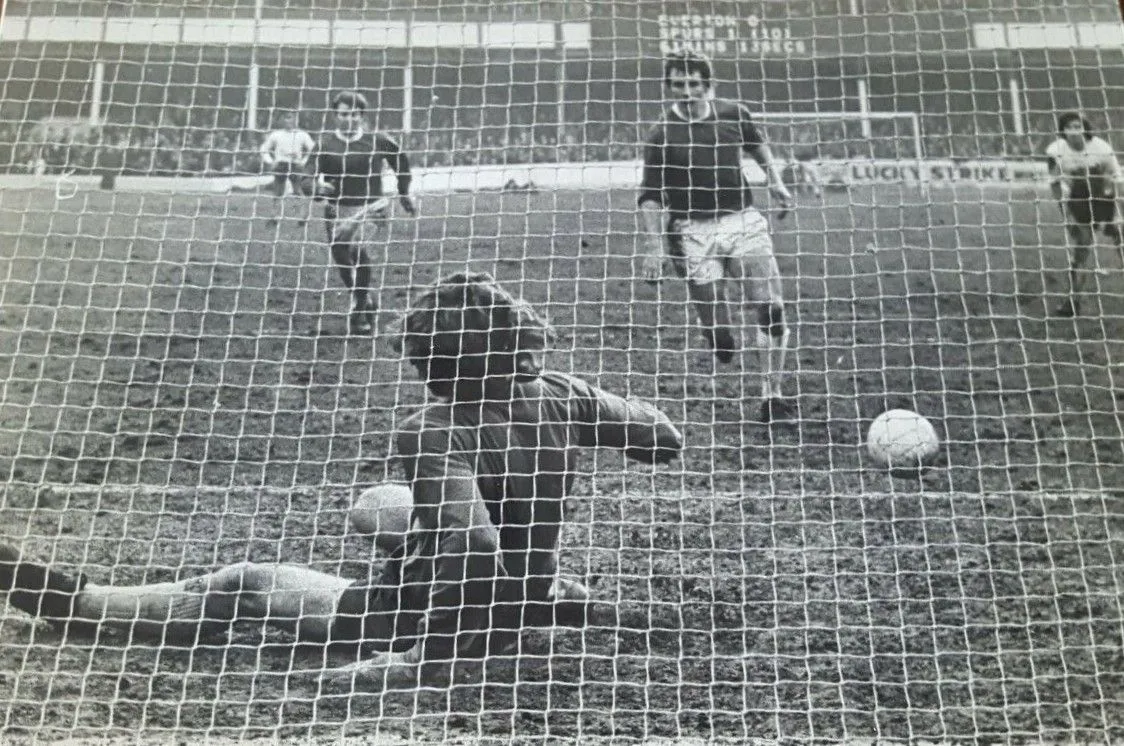 1810 01.03.72 Newton v Spurs (H) FIRST IN SEQUENCE - Pat Jennings blocks a Joe Royle pemalty ...webp