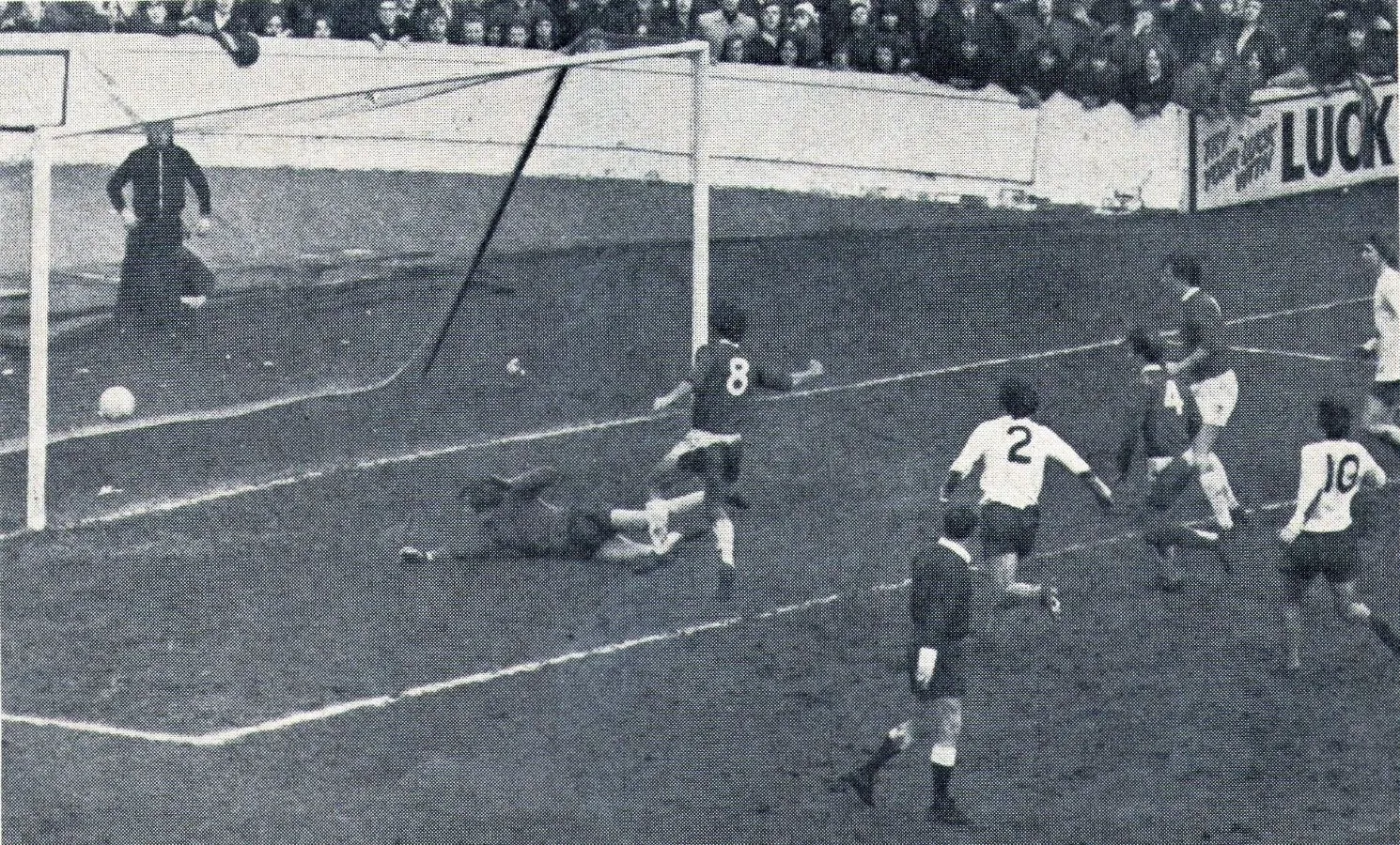 1818 01.03.72 Newton v Spurs (H) SECOND IN SEQUENCE - Henry Newton follows up to score after ...webp