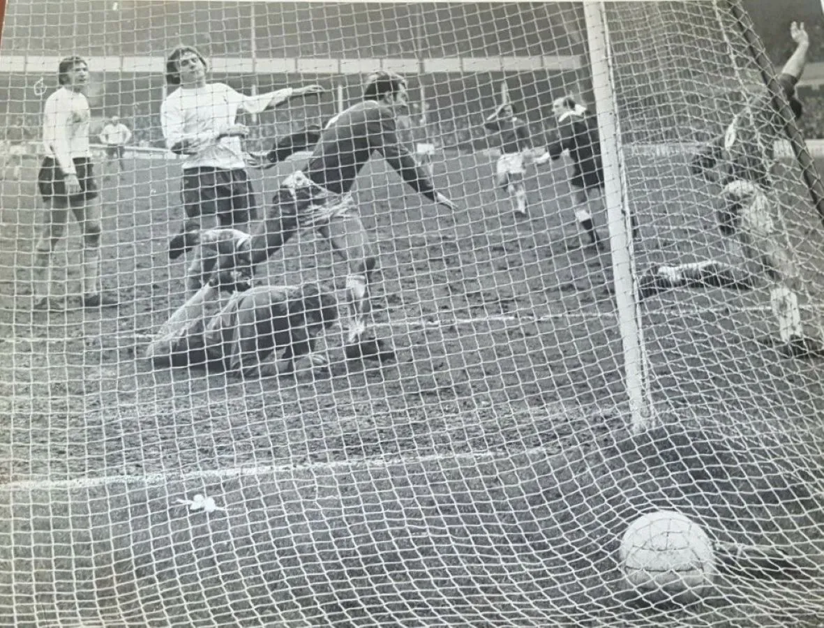 1819 01.03.72 Newton v Spurs (H) - THIRD IN SEQUENCE - Henry Newton wheels away after scoring.webp