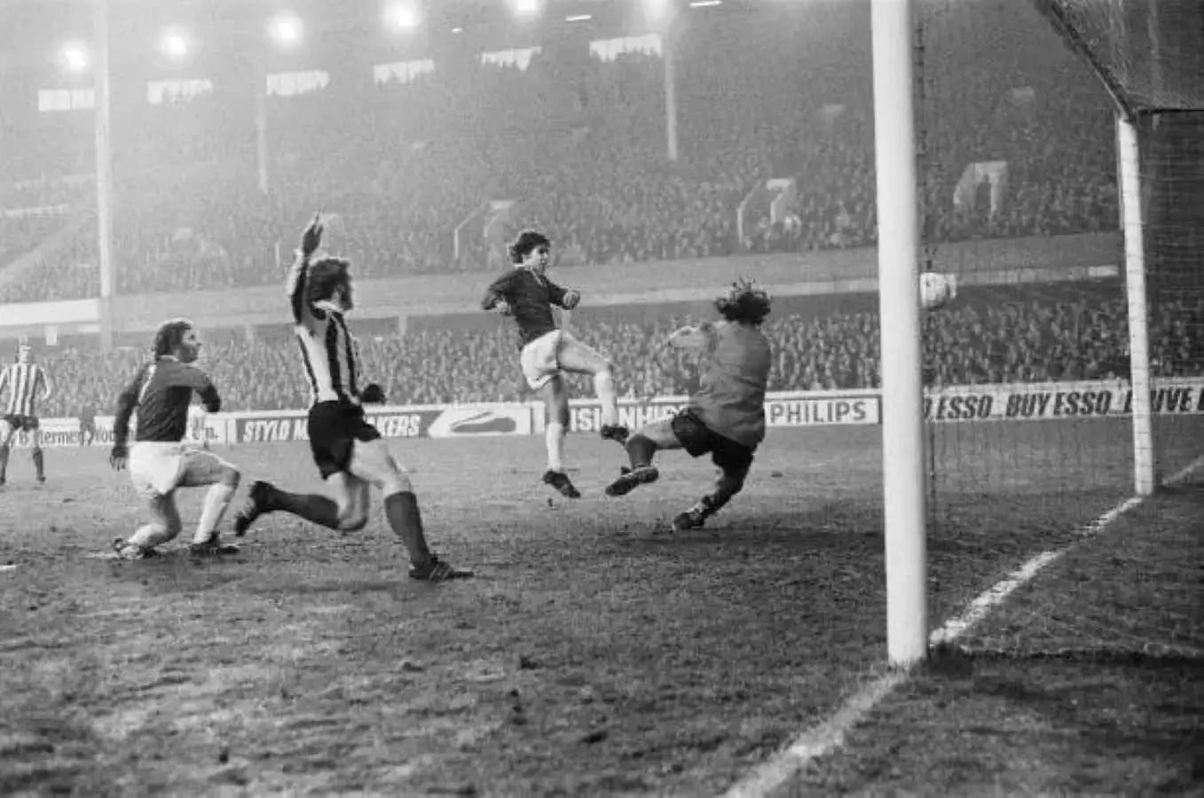 1882a 06.01.73 Buckley v Stoke (H) SECOND IN SEQUENCE - Mick Buckley beats John Farmer from c...webp