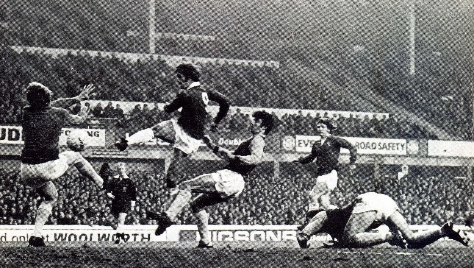 1886 13.01.73 Belfitt v Villa (H) FA CUP - SECOND IN SEQUENCE - Rod Belfitt scores past Aston...webp