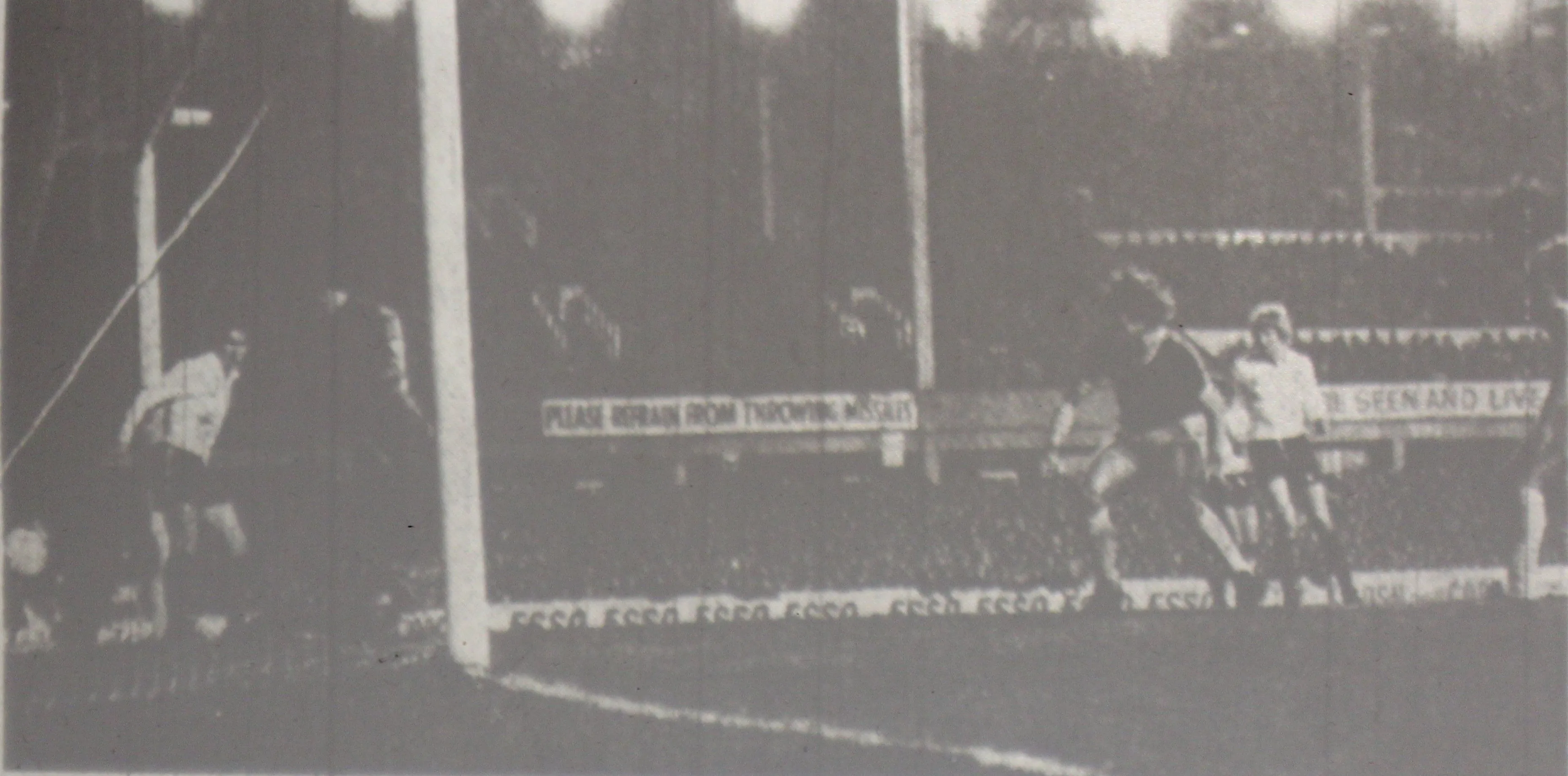 2244 18.01.77 McKenzie v Bolton (H) LEAGUE CUP   Duncan McKenzie heads home Ronnie Goodlass's...webp