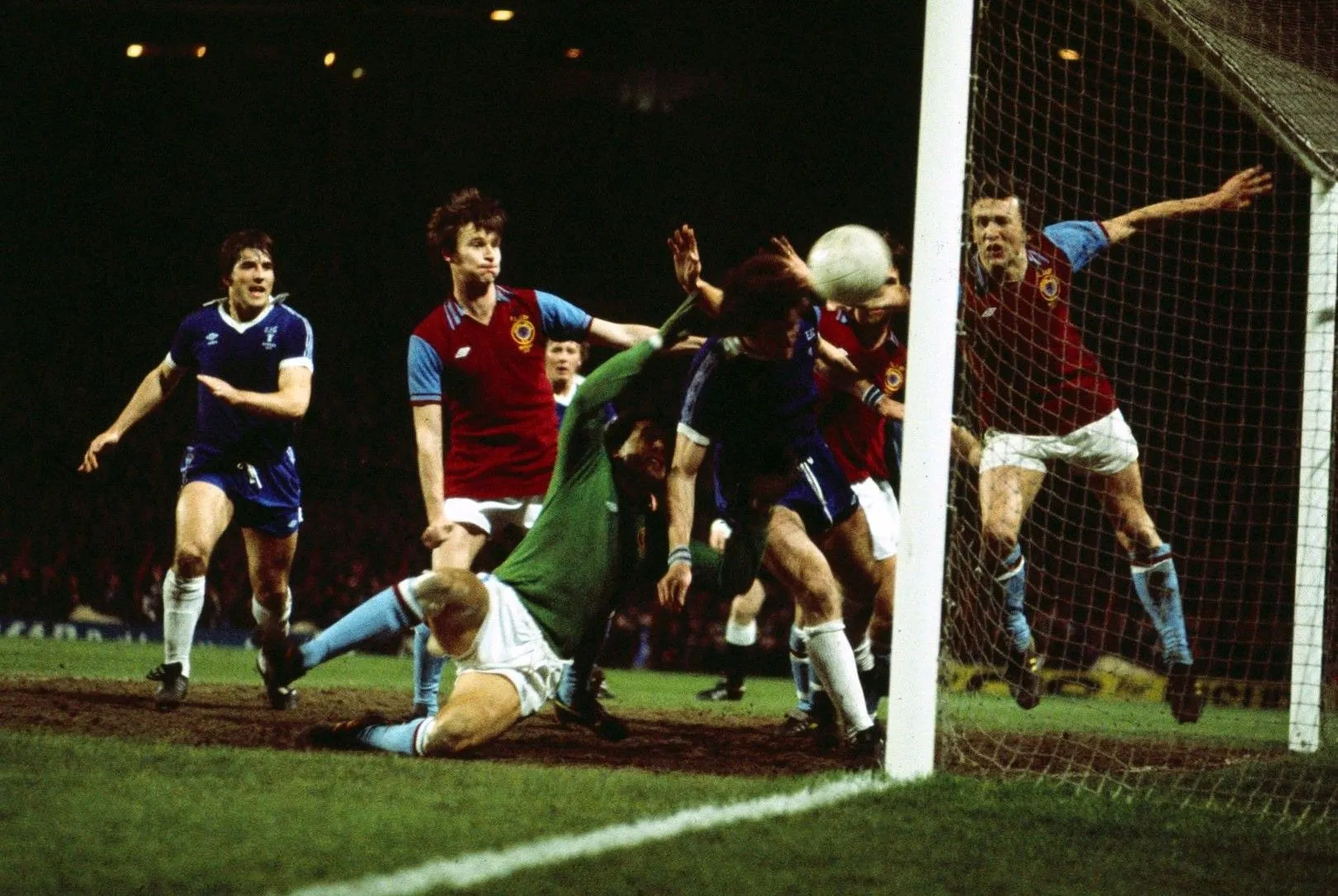 2280 13.04.77 Lyons v Aston Villa (LEAGUE CUP FINAL) Mick Lyons heads home to score Everton's...webp