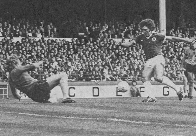 2435 23.09,78 Latchford v Wolves (H) FIRST IN SEQUENCE - Bob Latchford glides past Wolves kee...webp