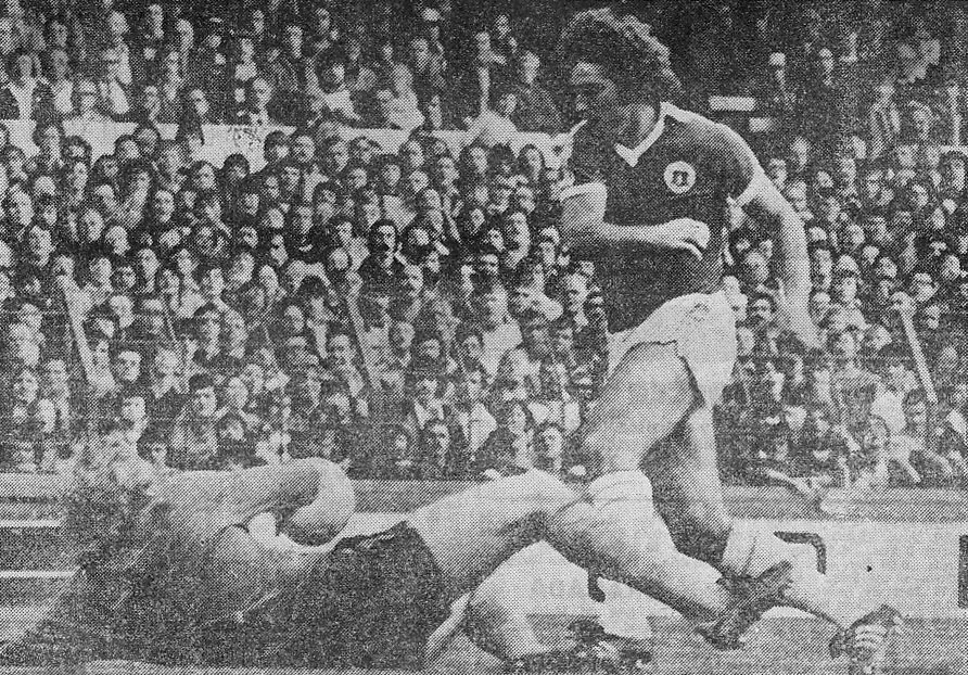 2436 23.09,78 Latchford v Wolves (H) SECOND IN SEQUENCE - Bob Latchford glides past Wolves ke...webp