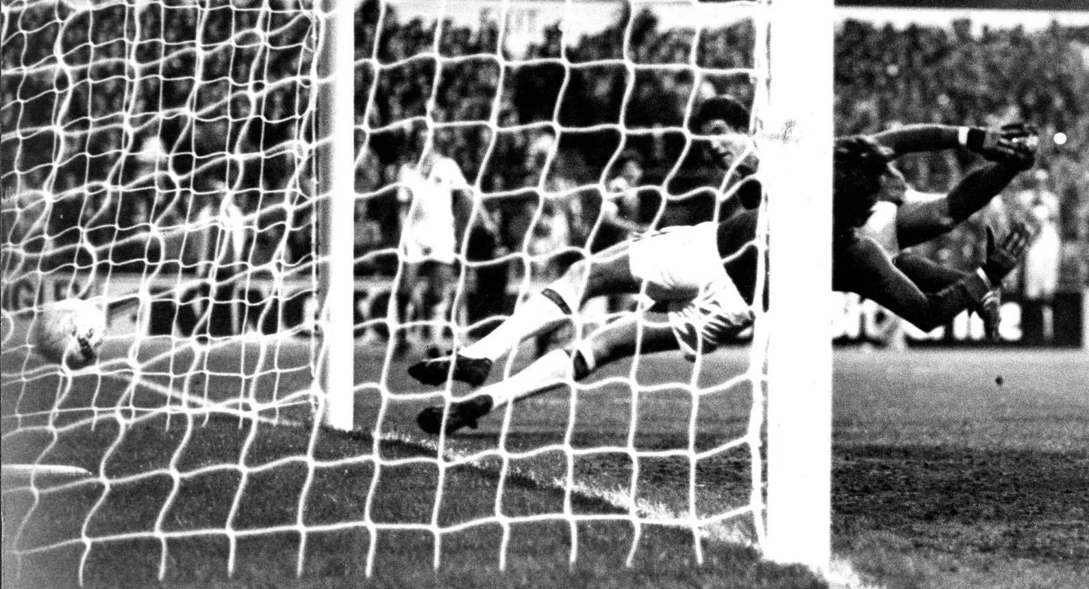 2570 16.04.80 Latchford v West Ham (At Elland Rd) FA CUP SEMI FINAL REPLAY Bob Latchford hurl...webp