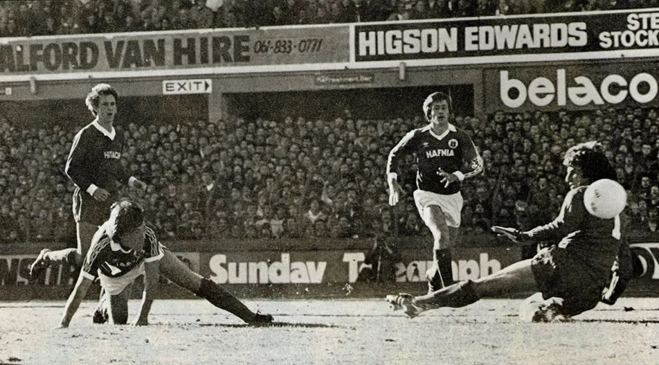 2609 18.10.80 McBride v L'pool (H) Joe McBride stumbles as he pokes home Everton's second aga...webp