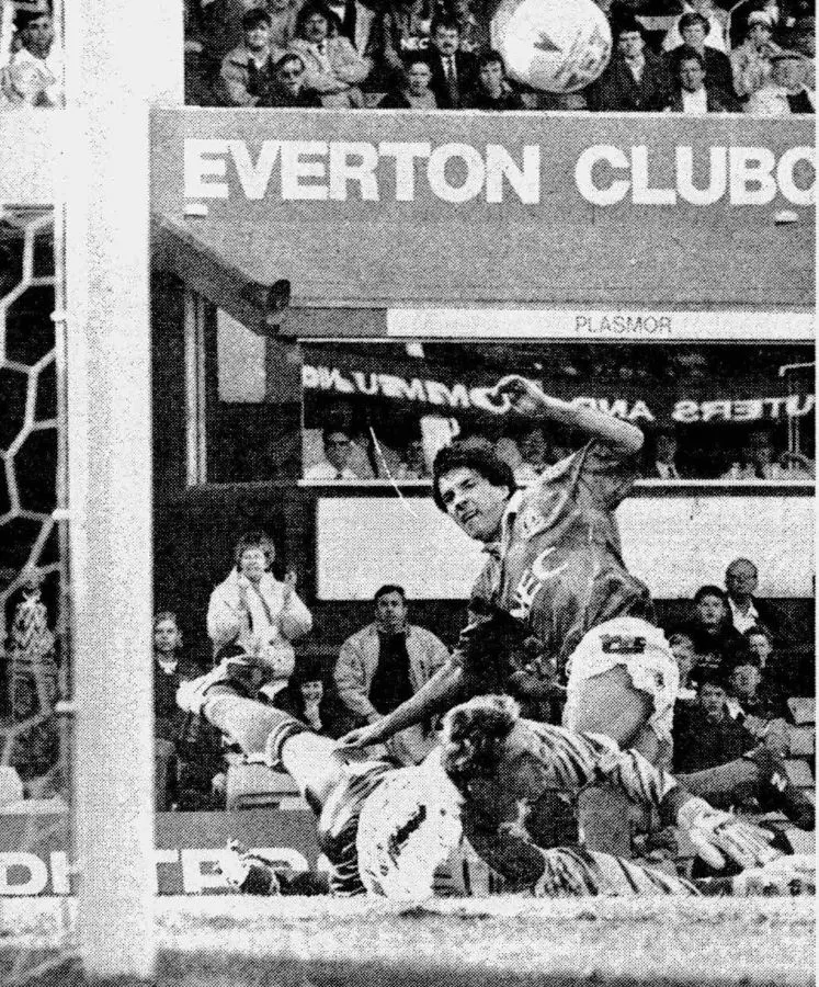 3899 12.04.93 Preki v QPR (H) Preki beats the QPR keeper to score Everton's third goal..webp