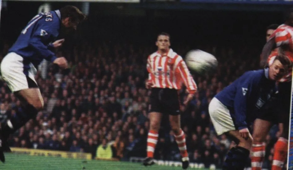 4177 16.11.96 Kanchelskis v Southampton (H) Andrei Kanchelskis meets a cross from Andy Hinchc...webp