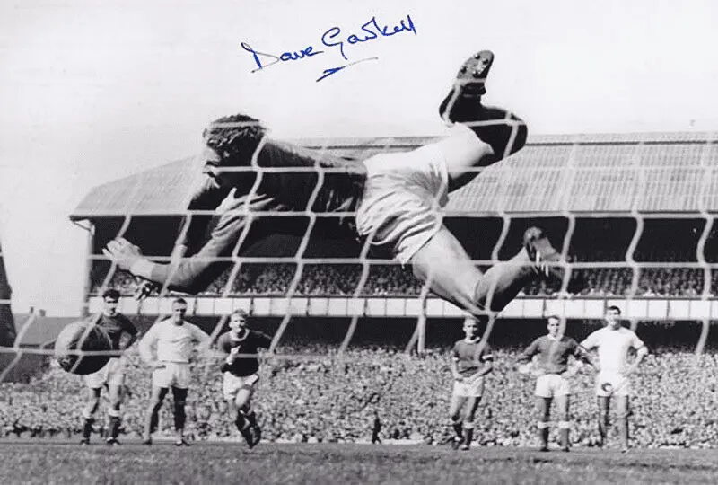 451 17.08.63 Vernon v Man Utd (H) CHARITY SHIELD Vernon's first attempt from the penalty spot...webp