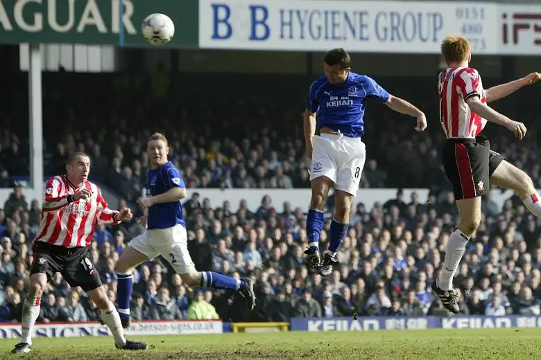 4595 22.02.03. Radzinski v Southampton (H) Tomasz Radzinski meets a pinpoint cross from Wayne...webp