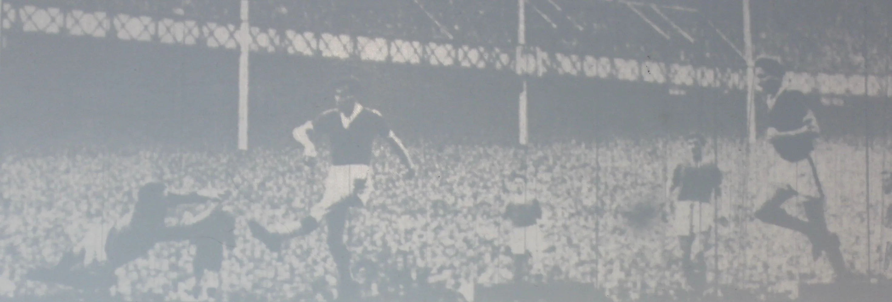 621 18.10.58 Thomas v Man Utd (H) Harry Gregg dives too late to prevent Eddie Thomas from scor...JPG