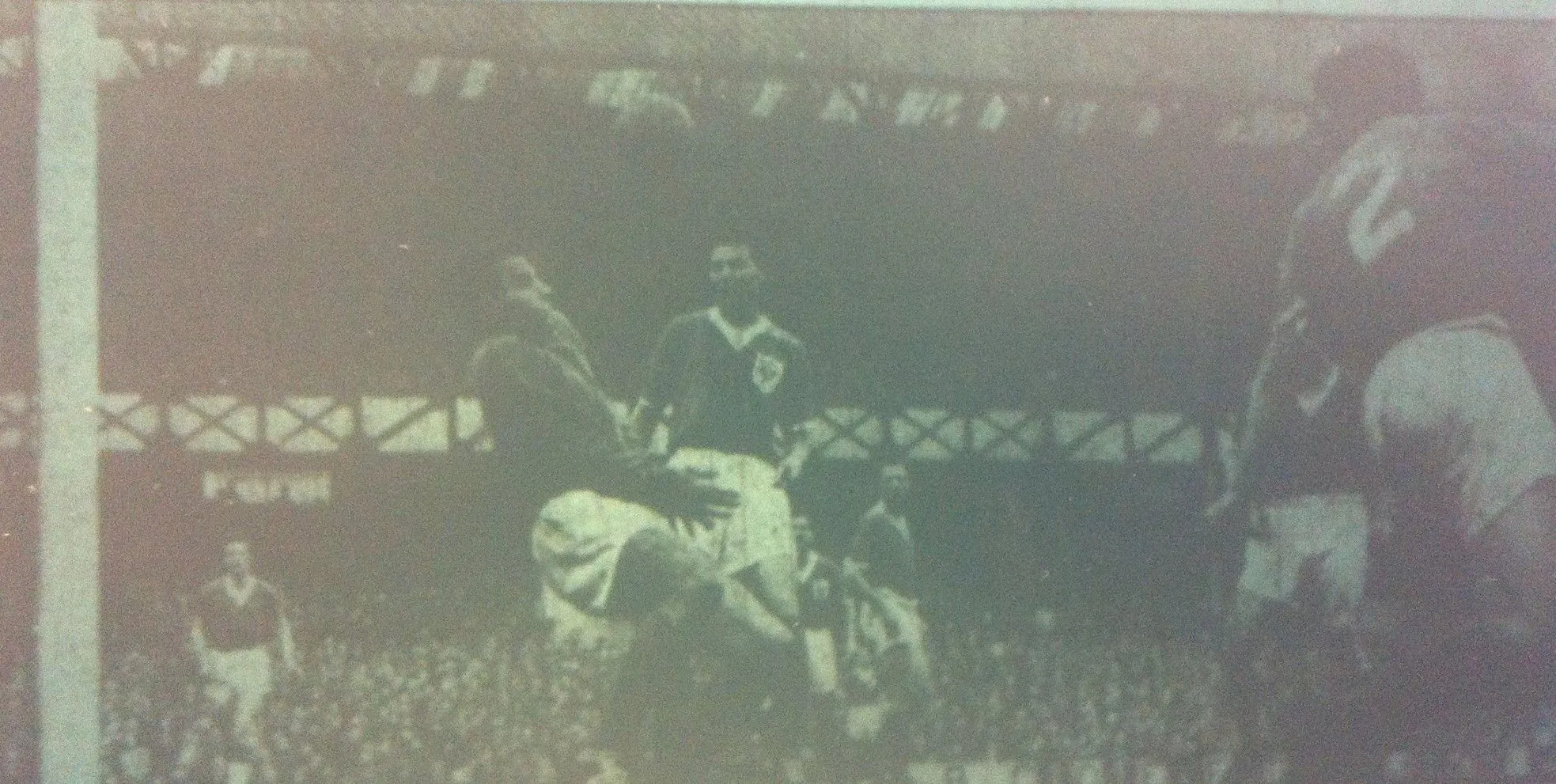 639 14.3.59 Laverick v Blackpool (H) SECOND IN SEQUENCE - The ball rebounds to Bobby Laverick...webp