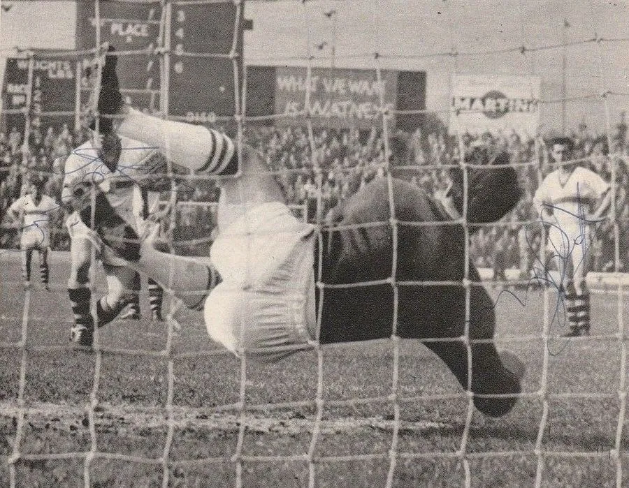 686 01.10.60 Collins v Chelsea (A) FIRST IN SEQUENCE - Chelsea keeper, Reg Matthews dives to ...webp