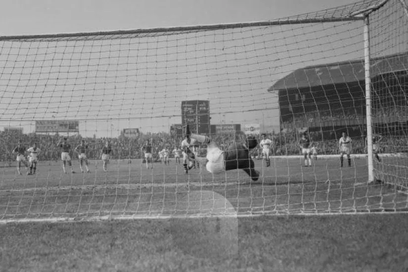 687 01.10.60 Collins v Chelsea (A) SECOND IN SEQUENCE - Chelsea keeper, Reg Matthews dives to...webp