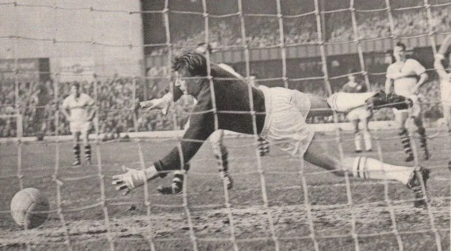 688 01.10.60 Collins v Chelsea (A) LAST IN SEQUENCE - Chelsea keeper, Reg Matthews dives to s...webp