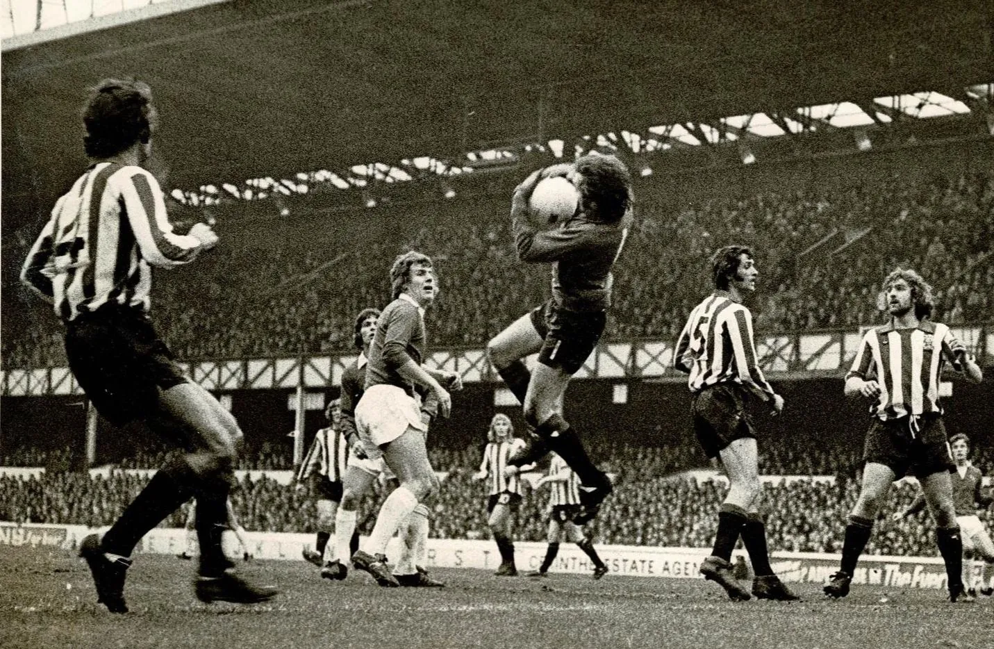 731215 Everton v Sheffield United [Utd goalkeeper collects ball](A4, 1 page).webp