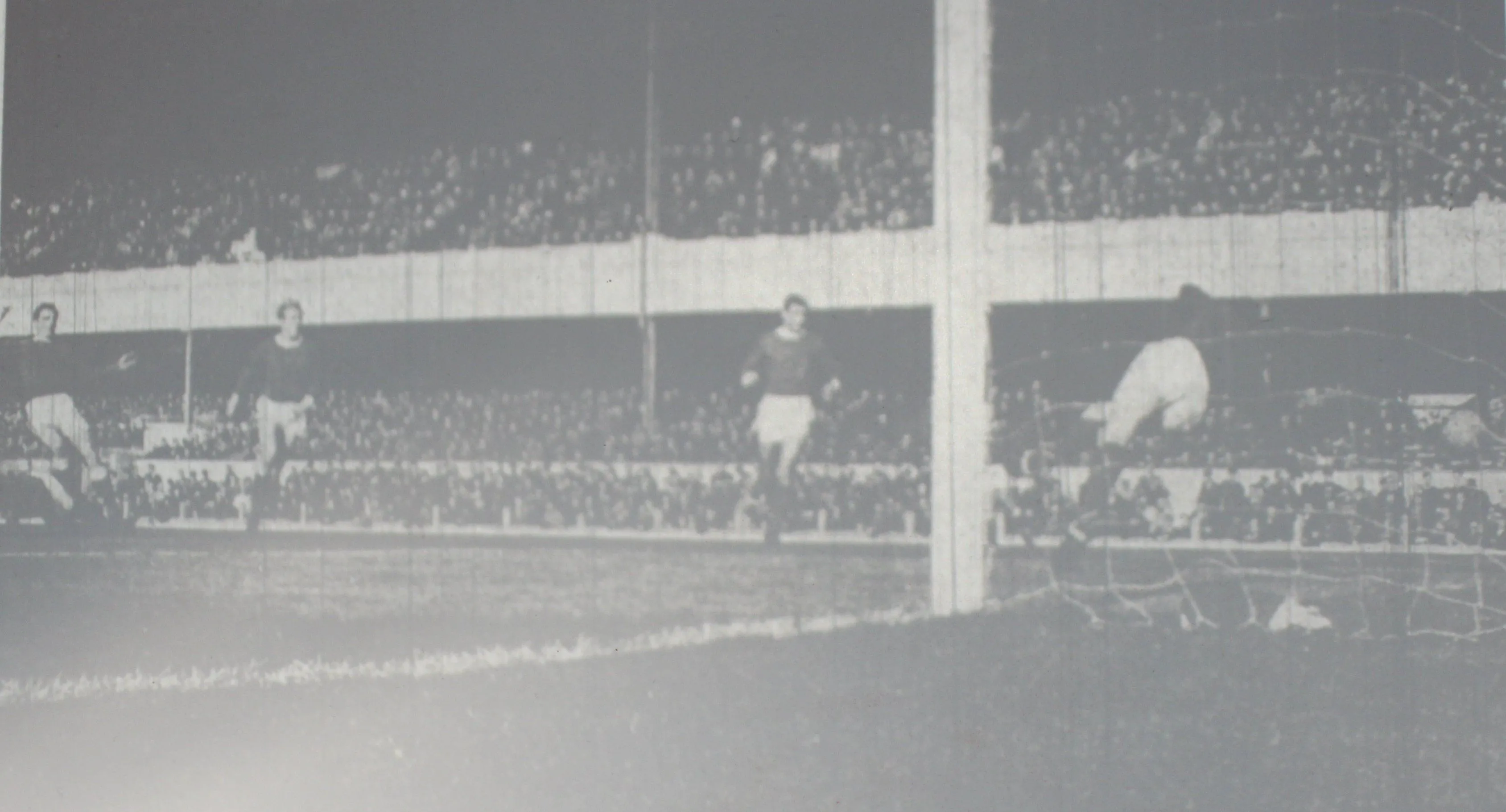 748 12.03.66 Pickering v Arsenal (A) Fred Pickering scores the only goal during a 1-0 victory...webp