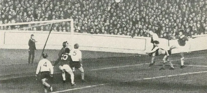 750404 Bob Latchford heads home in 1-1 draw with Burnley.webp