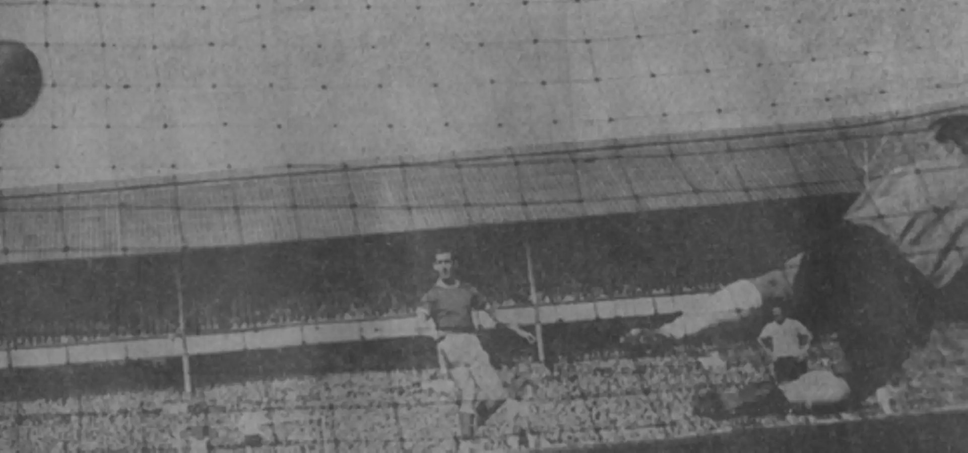 826  25.08.62 Vernon (Pen) v Sheff Wed (H) Roy Vernon sends Ron Springett the wrong way as he...webp