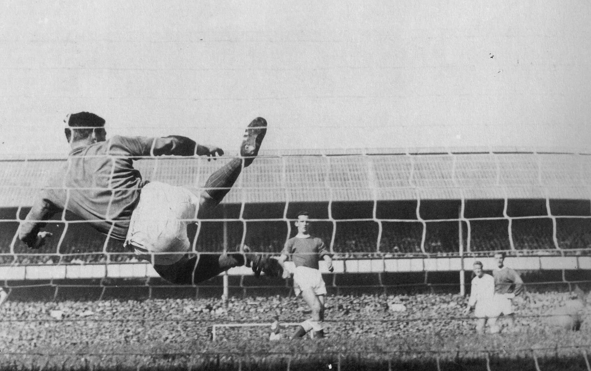 914 17.08.63  Vernon pen v Man Utd CHARITY SHIELD - SECOND IN SEQUENCE - Roy Vernon sends Gas...webp