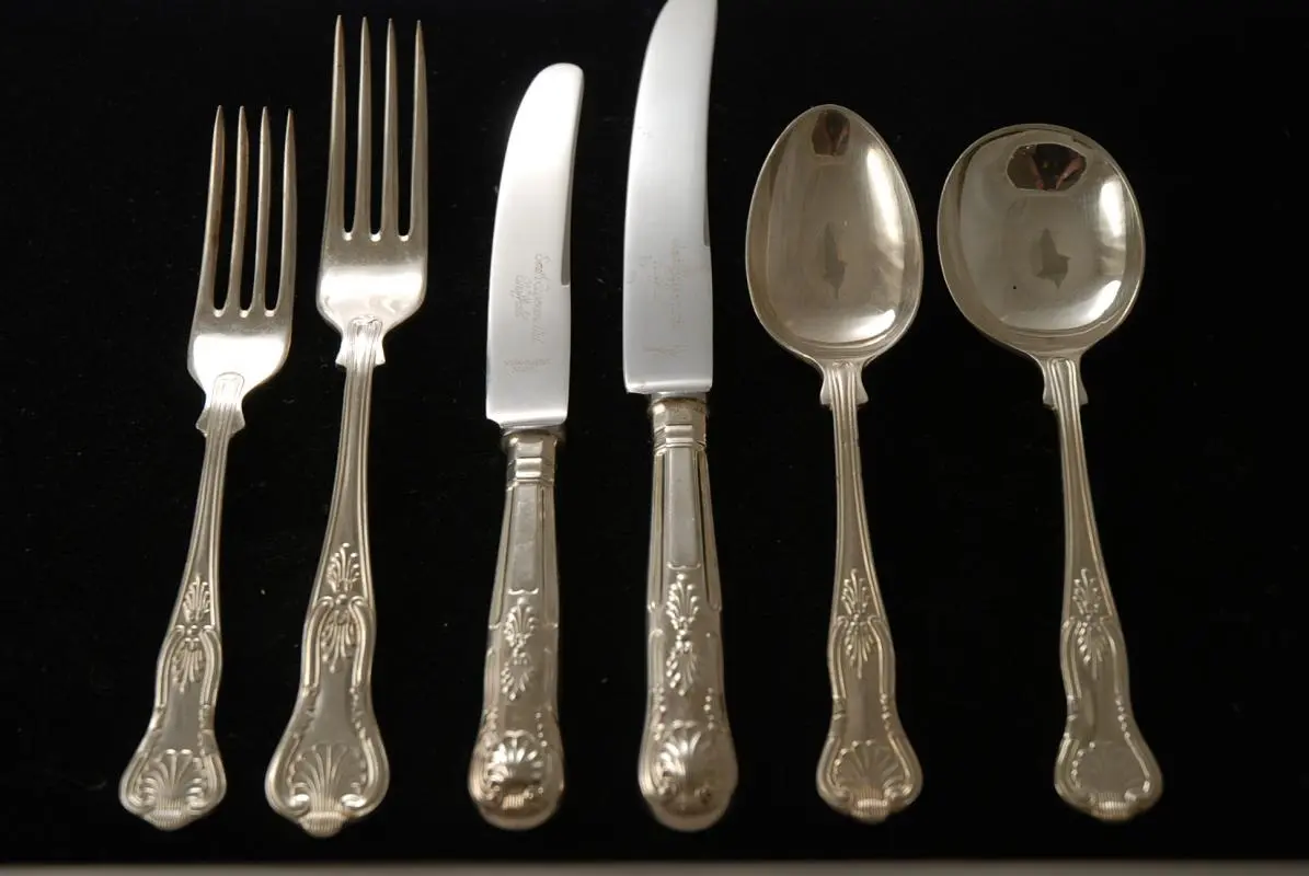 A_Silver_Plate_Flatware_Set_in_the_Kings_Pattern-00.webp