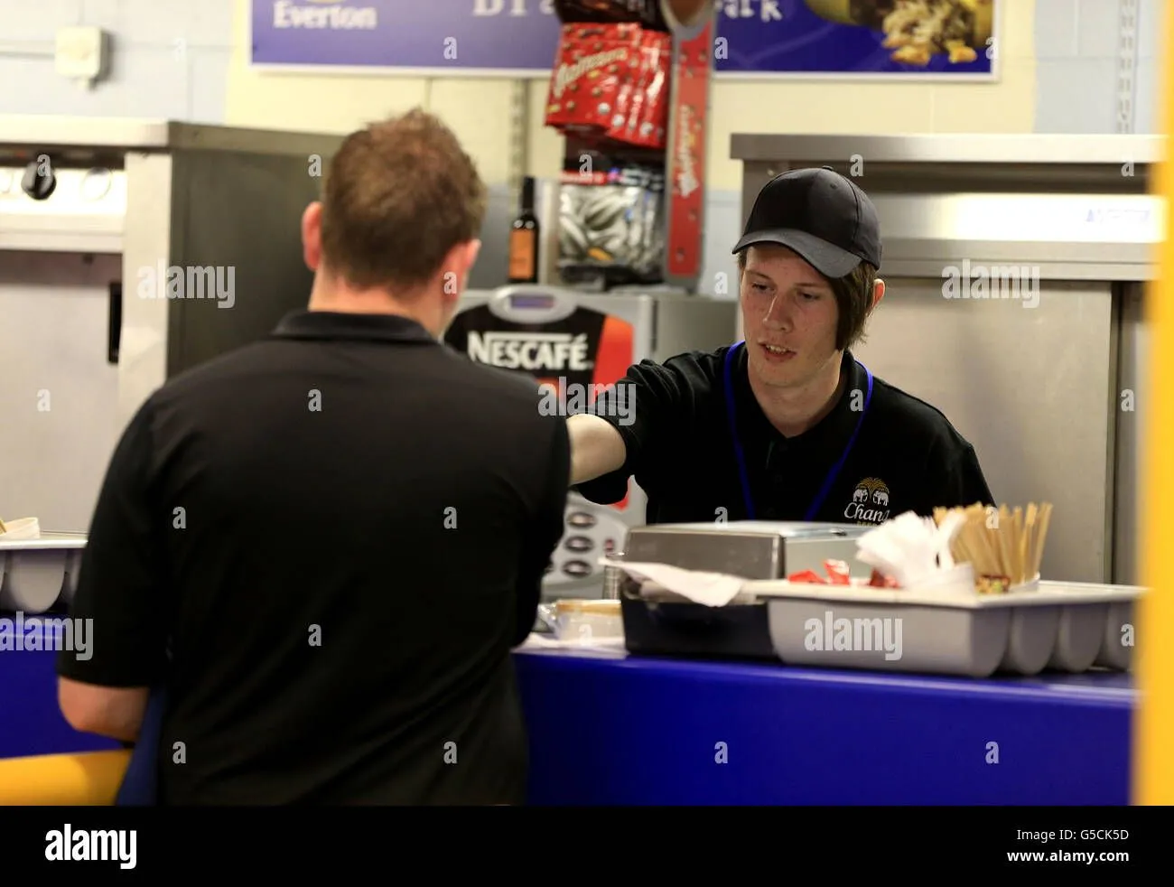 an-everton-fan-buys-food-and-drink-at-goodison-park-before-the-game-G5CK5D.webp