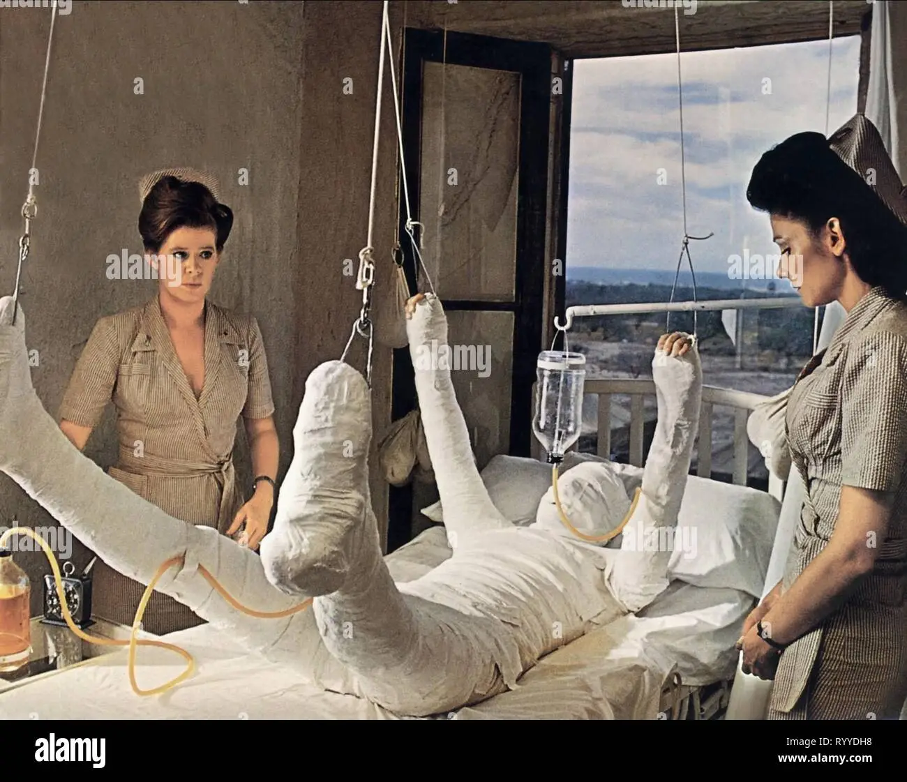 bandaged-man-in-hospital-catch-22-1970-RYYDH8.webp