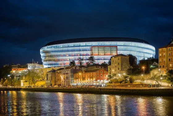 Bilboa stadium at night.webp