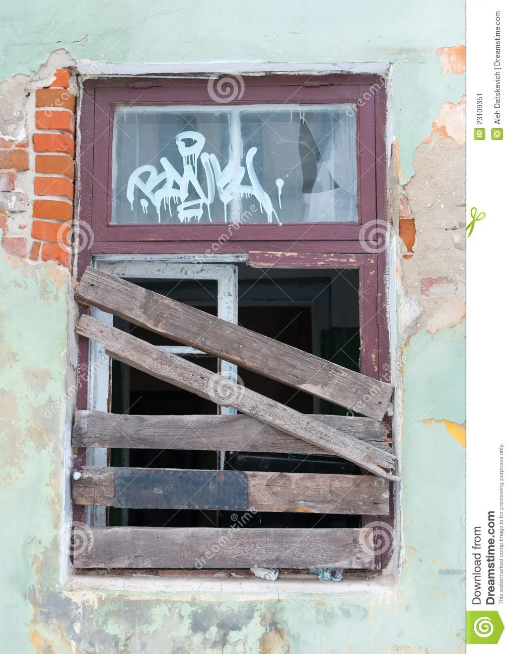 boarded-up-window-23109351.webp