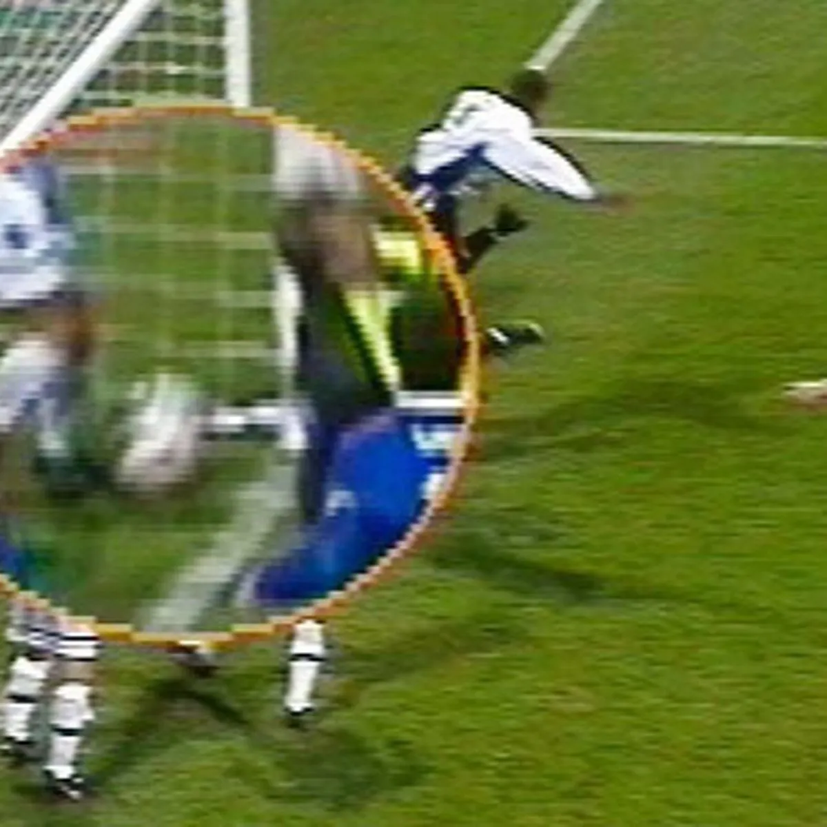 bolton-s-disallowed-goal-against-everton-in-1997-988737850.webp