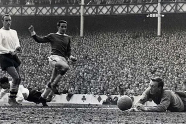 derek-temple-in-action-for-everton-448585554.webp