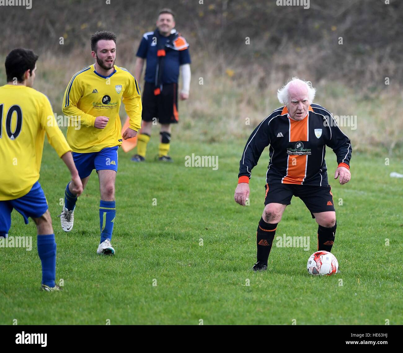 dickie-borthwick-81-year-old-footballer-older-man-playing-football-HE63HJ.jpg