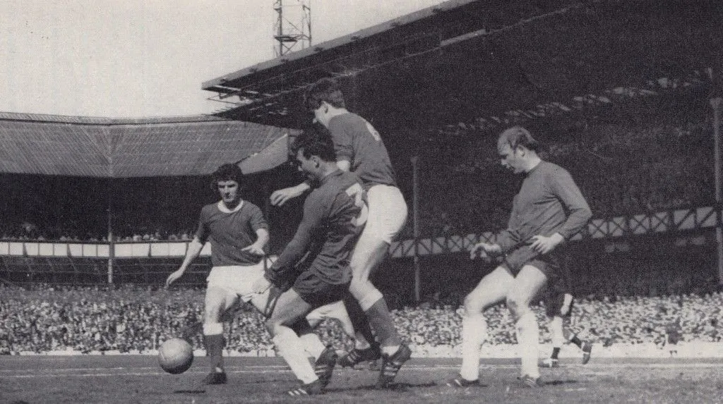 everton-away-1966-to-67-action-4-1024x573.webp